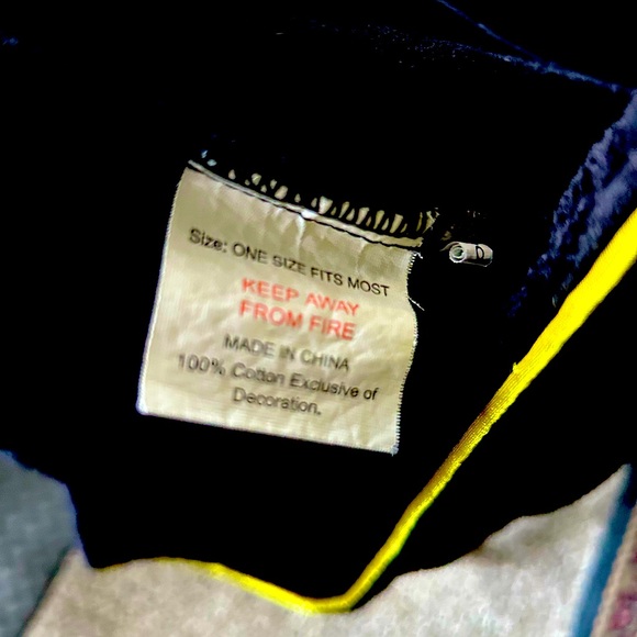 MENS BATMAN PLUSH ROBE IN BLACK / BRIGHT YELLOW TRIM /LOGO - Picture 4 of 6